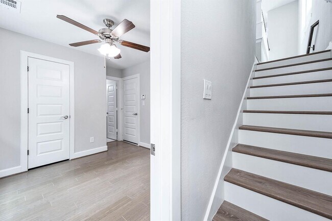 Building Photo - 2022 Groveland Glen Dr