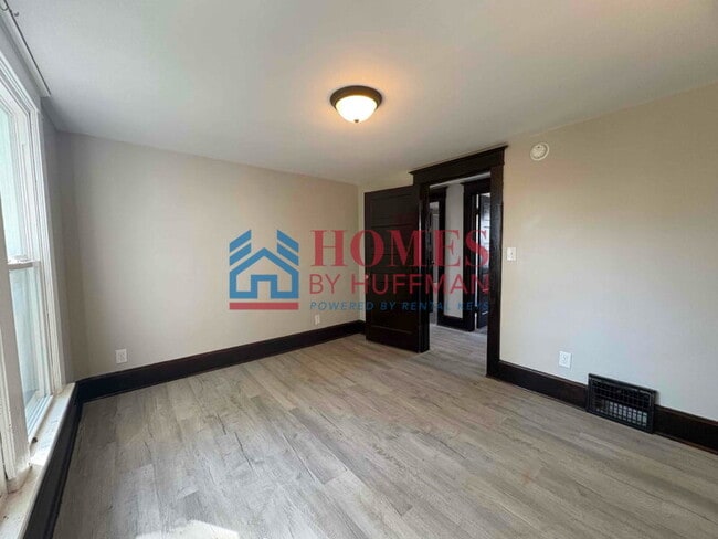 Building Photo - Five Bedroom House | 2 Full Bath | Move In...
