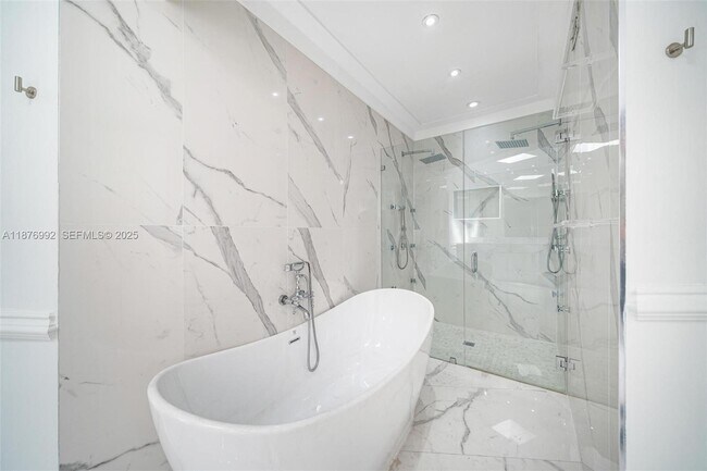 Building Photo - 2120 S Bayshore Dr