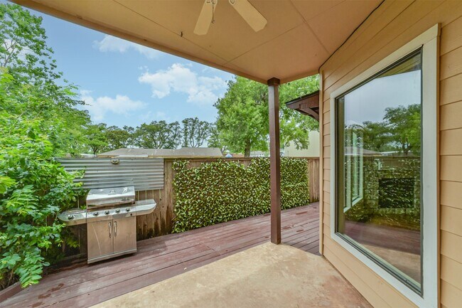 Building Photo - 11025 Robin Hood Ct