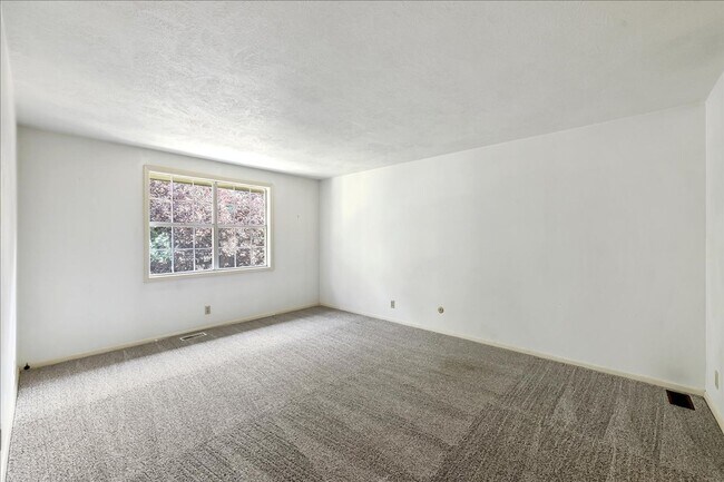 Building Photo - Charming SE Boise Townhome Near the Greenbelt
