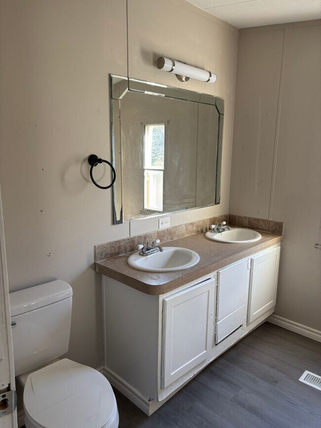 Building Photo - Rural 3/2 on Three Acres!