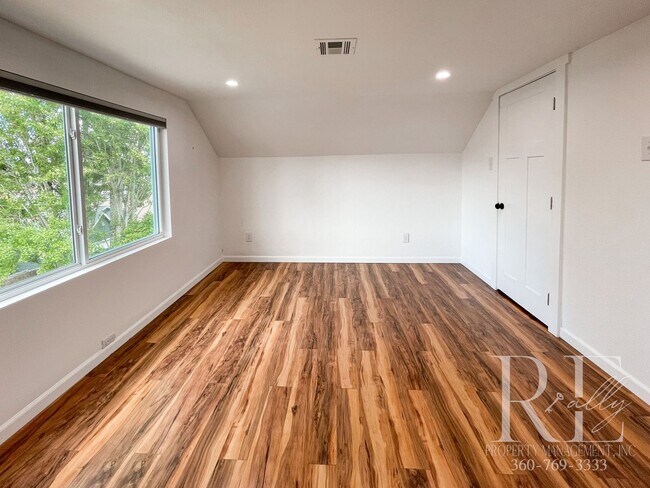 Building Photo - 3BR Bremerton Home with Vintage Charm & Mo...