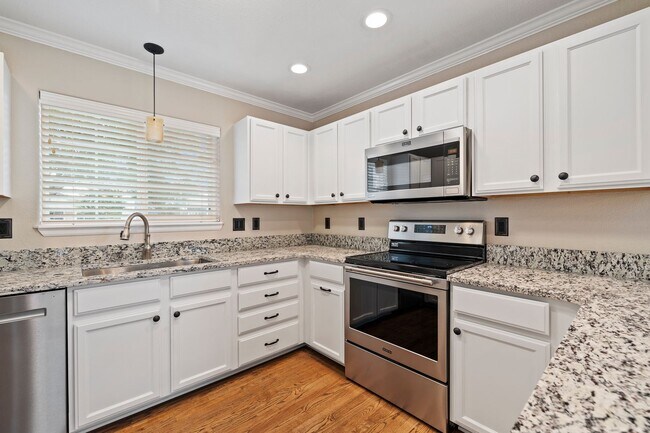 Building Photo - 5 Bed 3.5 Bath Home in Maple Hills Available Now!!