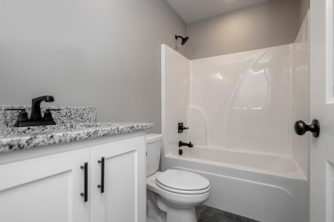 Building Photo - 106 Hemlock Ave