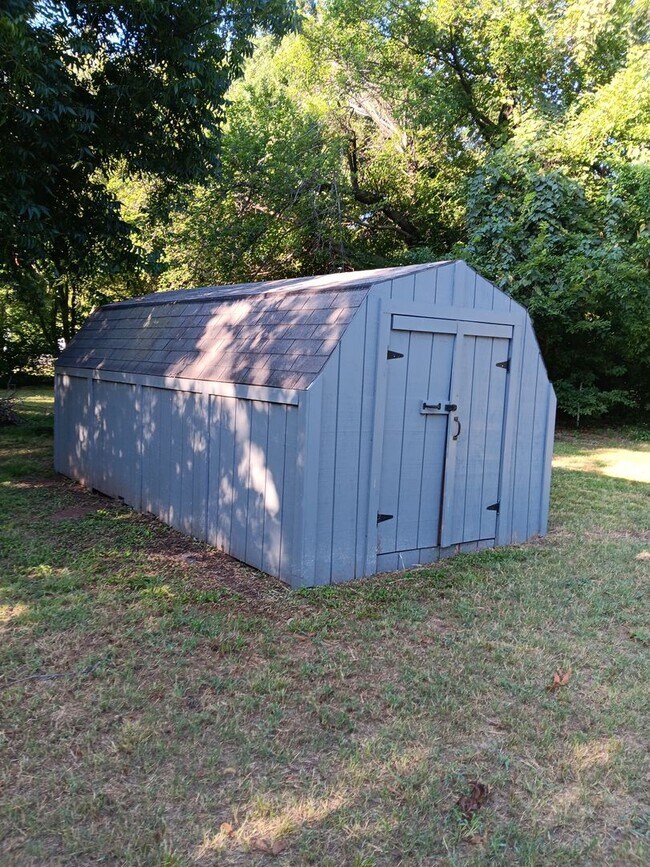 Building Photo - Remodeled & Cozy