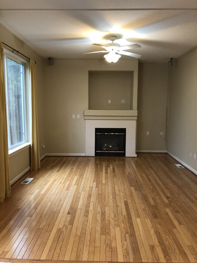 Building Photo - Beautiful 3 Bed + Bonus Room, 2.5 Bath Home!