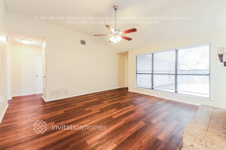 Building Photo - 2317 Lakeshore Ln