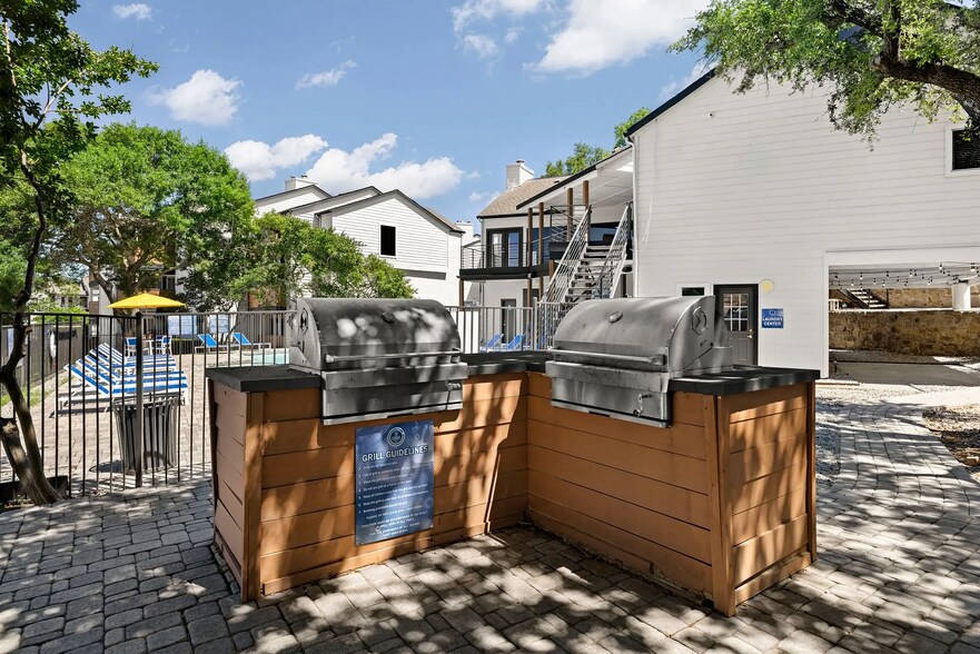 Building Photo - 711 Brentford Pl