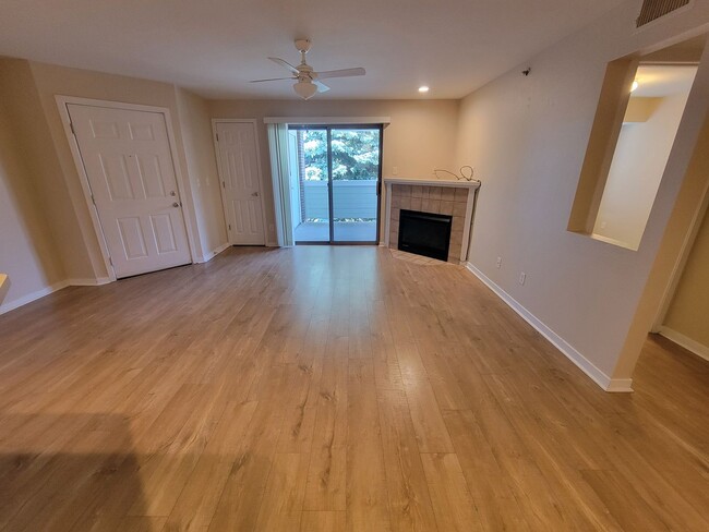 Building Photo - Immaculate 2 Bedroom, 2 Bath Top Floor Con...