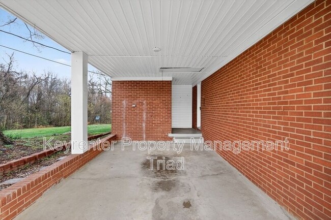 Building Photo - 8022 Linville Rd