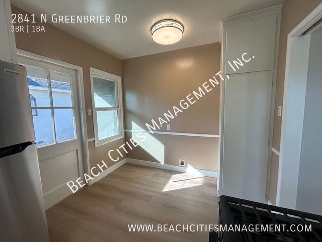 Building Photo - 2841 N Greenbrier Rd