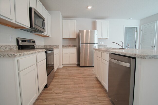 Building Photo - Modern 3BD/2BA in Ashland Manor – Open Lay...