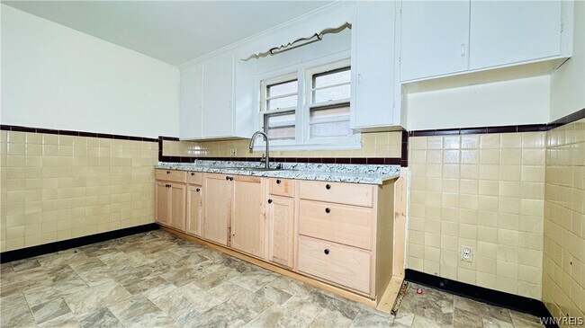 Building Photo - 1553 Whitney Ave