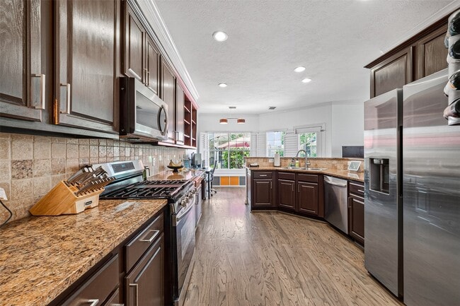Building Photo - 1015 Enclave Square S