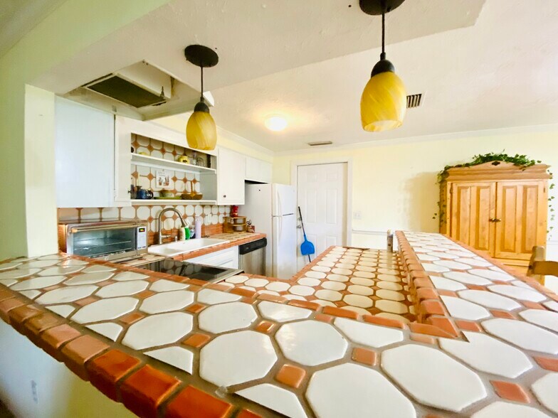 Huge counter with original tile - 110 B St