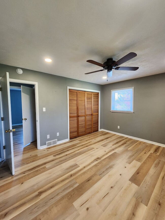 Building Photo - Large Brick Ranch-Rental