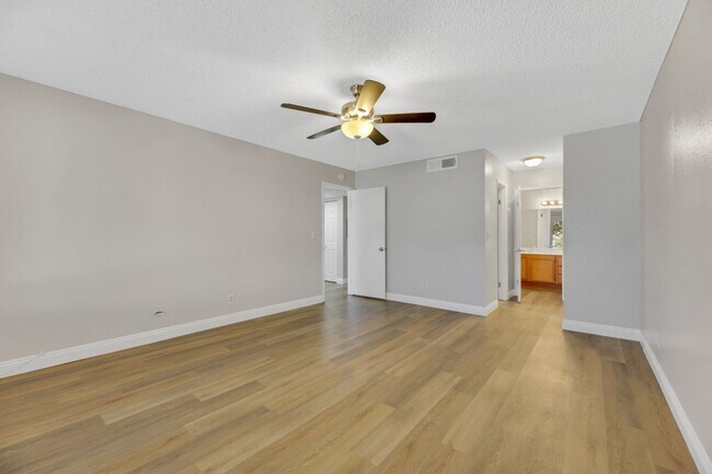 Building Photo - Renovated Downstairs 2 Bedroom Condo