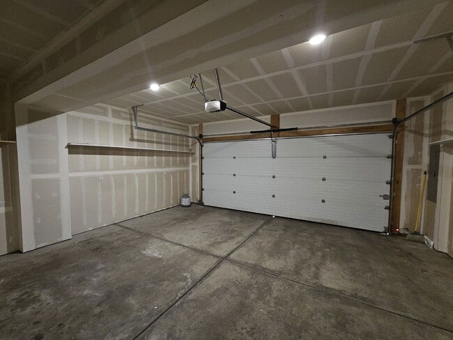 Building Photo - 868 Kalamath St