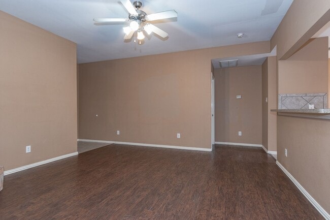 Building Photo - Spacious Three Bedroom Home!!