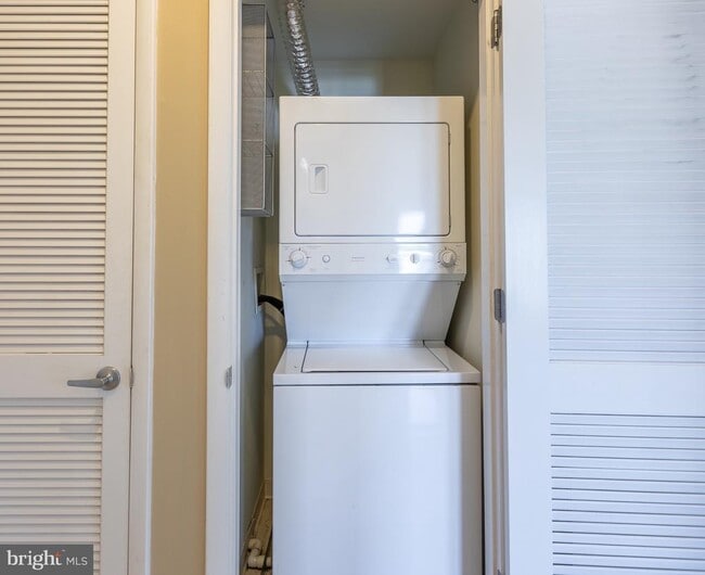 Building Photo - 2201 2nd St NW