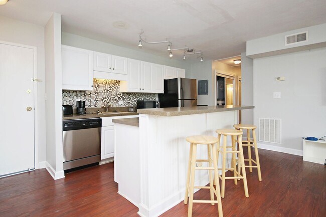 Building Photo - Furnished Condo Convenient to UVA Grounds ...