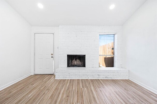 Building Photo - 10626 Sandpiper Dr