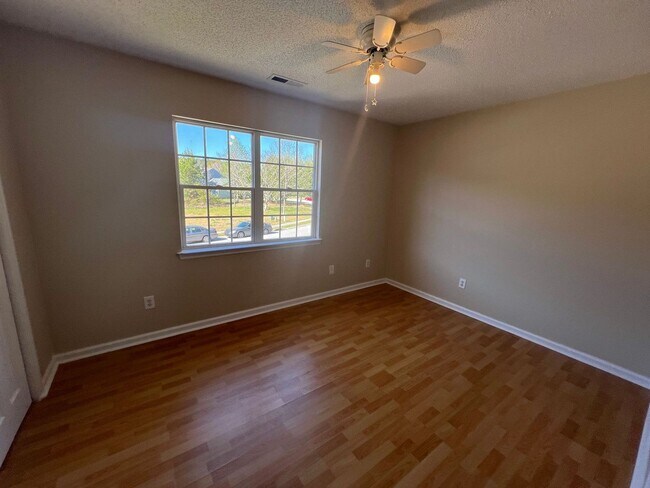 Building Photo - Beautiful 2 bedroom 2.5 bath town house located off Piney Green Road