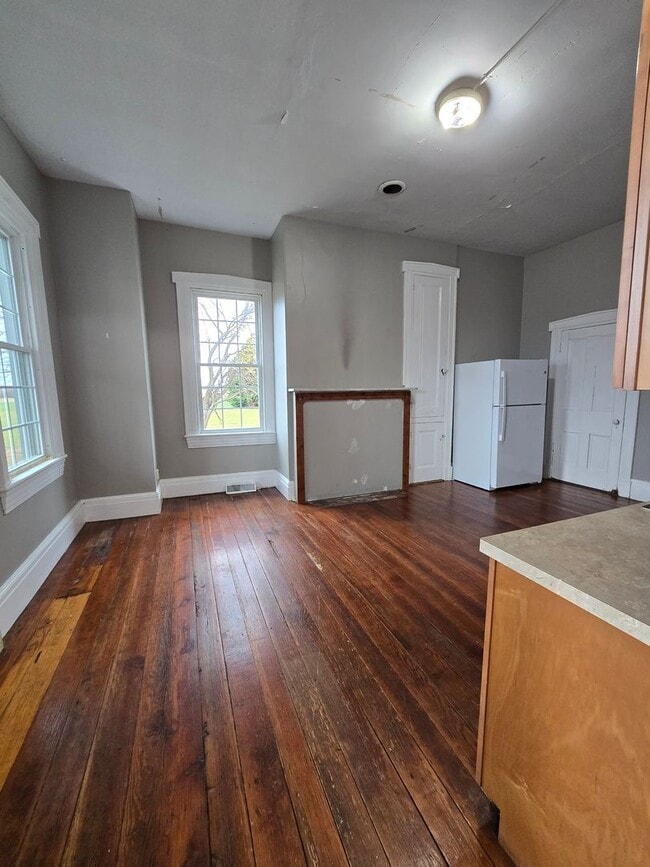 Building Photo - 2 Bedroom Farmhouse in Middletown