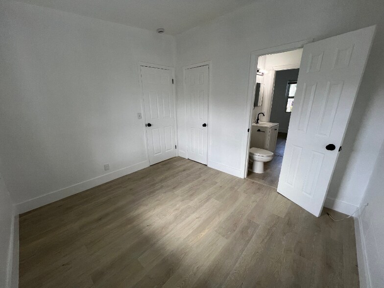 Building Photo - 320 NE 13th Ave