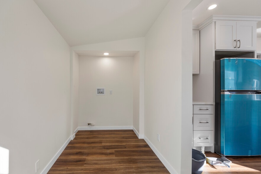 Building Photo - 1443 W 36th Pl