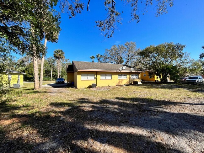 Building Photo - Simple & small 2BR Duplex