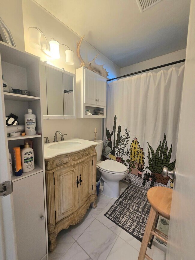 Building Photo - Spacious 4 Bedroom Home with Fenced Yard +...
