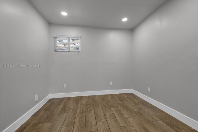 Building Photo - 2224 Plunkett St