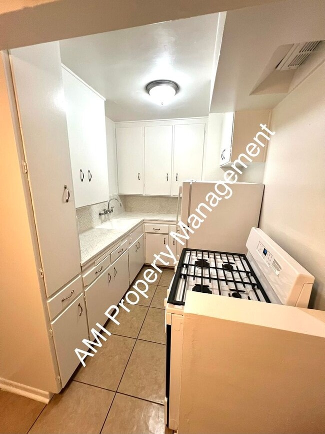 Building Photo - Move in Special!! $1/2 off 1st Month's Rent!!