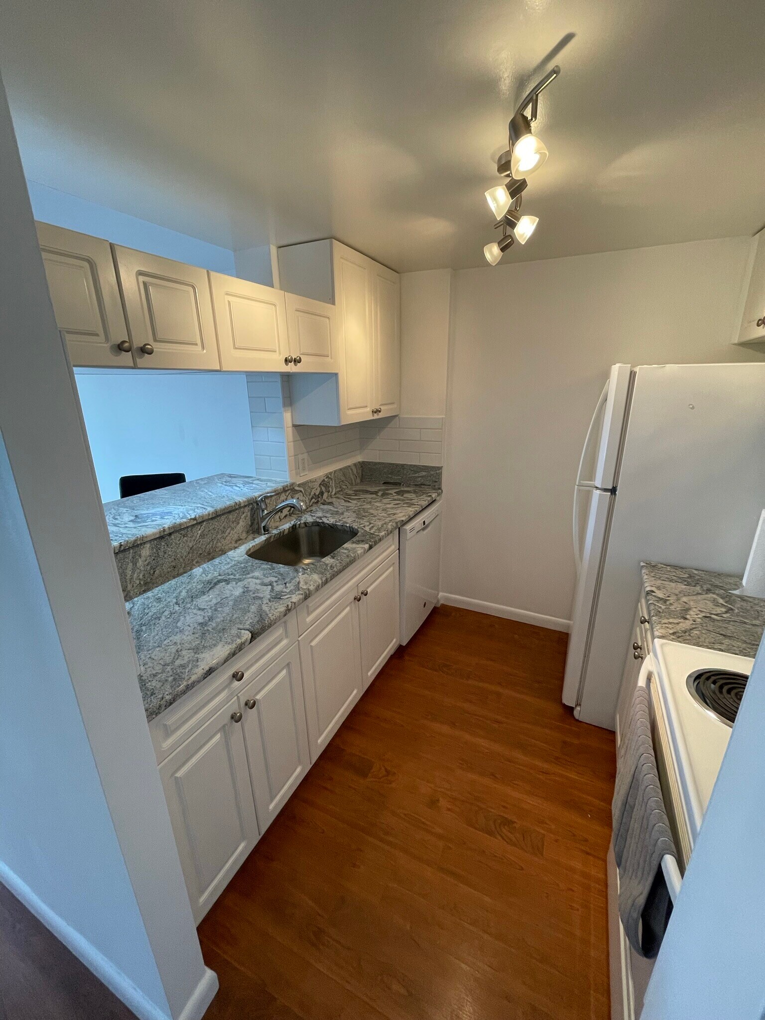 Kitchen w/ Granite Countertop - 20 2nd St