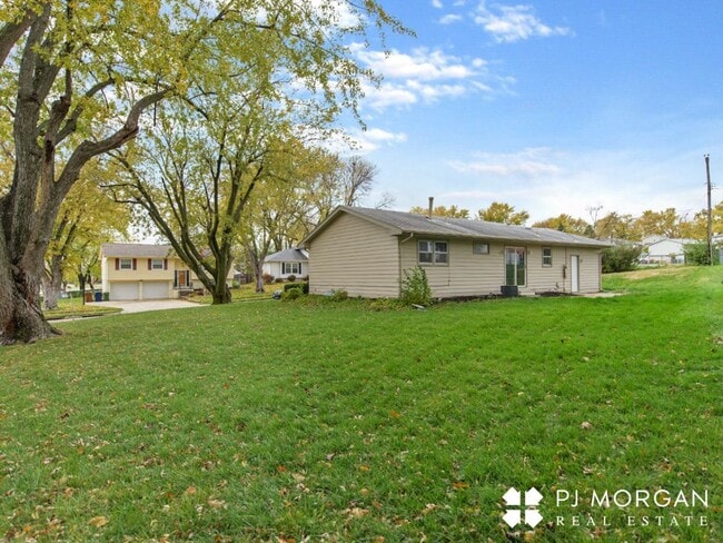 Building Photo - 1409 Thomas Dr