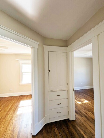 Linen Storage - 1497 Lauderdale Ave