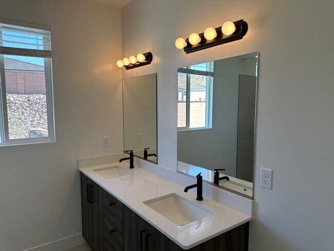 Building Photo - 3 bed plus office / 2.5 bath / 3 car Singl...