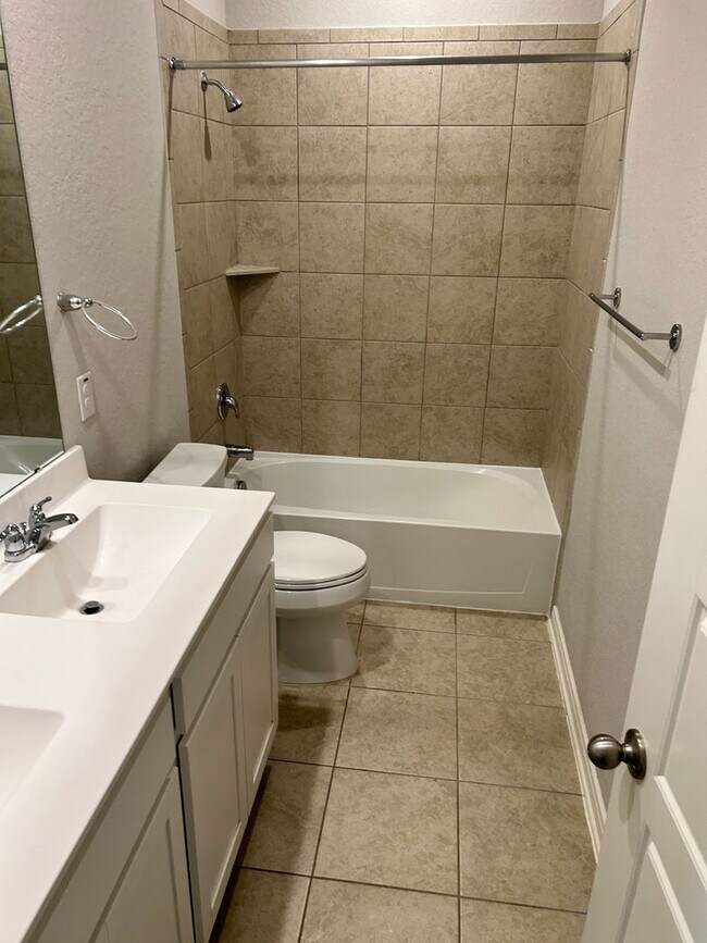 Building Photo - Contemporary 4-bedroom, 3-bathroom