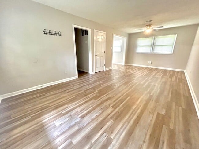 Building Photo - Newly Renovated 3 Bedroom Home!