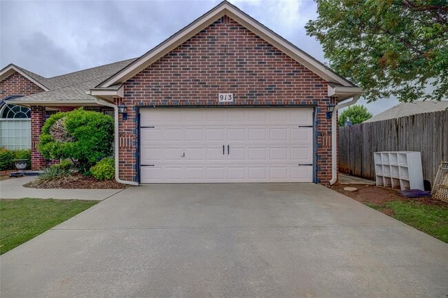 Building Photo - 913 Elm Creek Dr