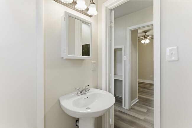 Building Photo - 109 N Cruze St