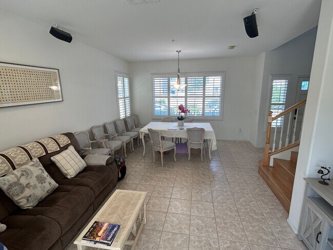 Building Photo - Lovely 3 Bed 2.5 Bath Home in Gated Community in Stanton