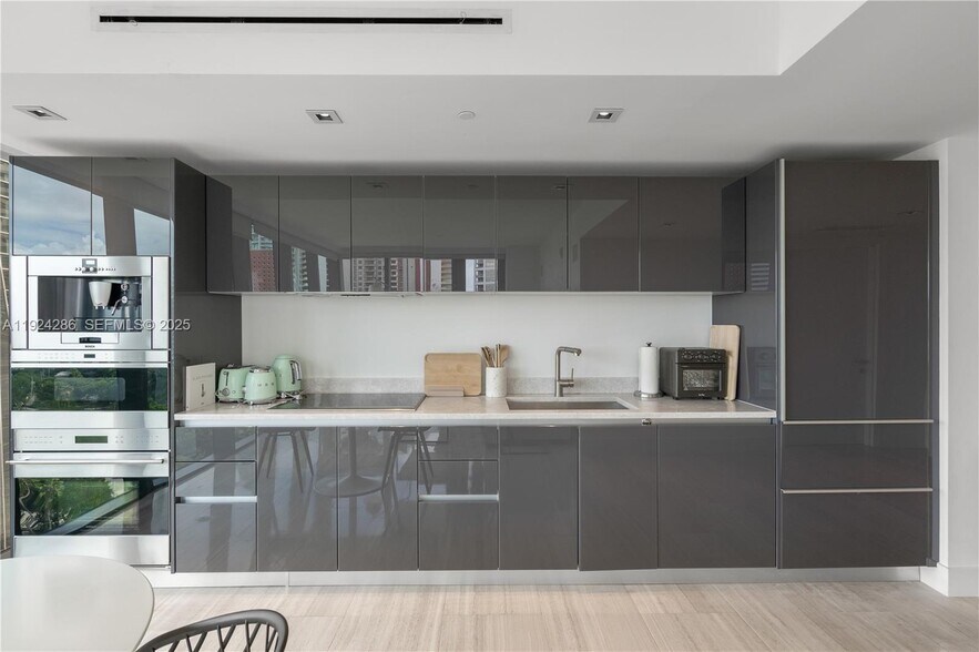 Building Photo - 1451 Brickell Ave