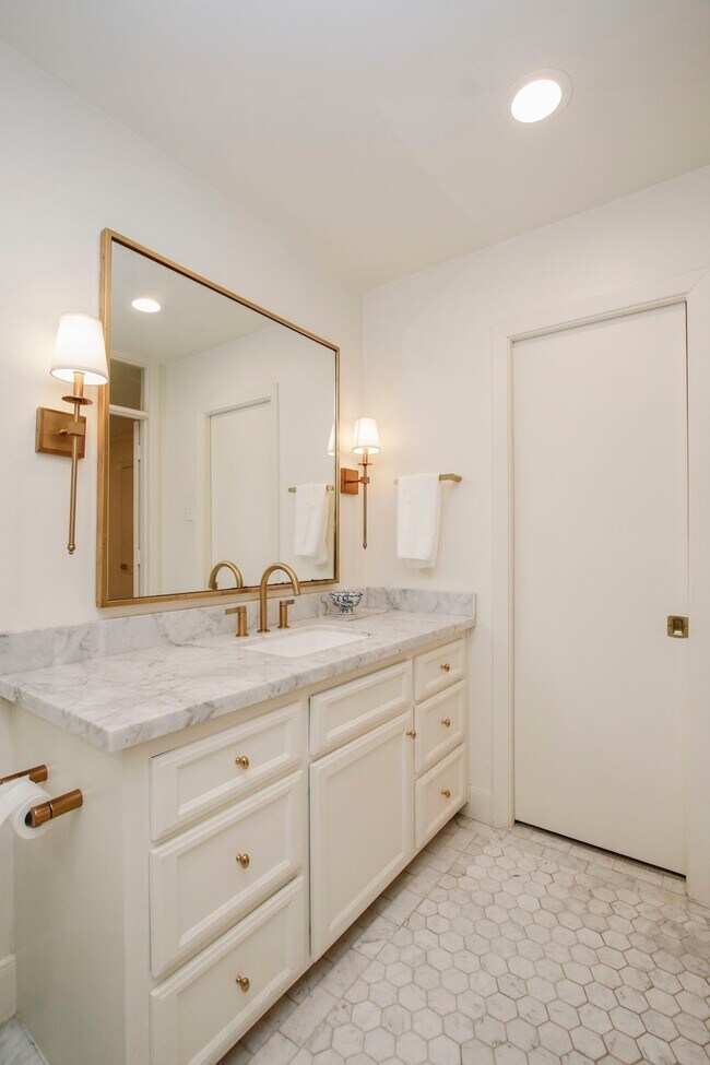 Building Photo - 827 St George Ln