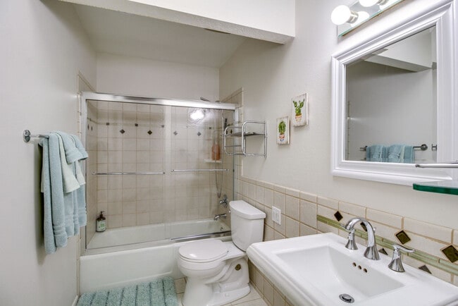 Building Photo - 5026 N Crestridge Dr