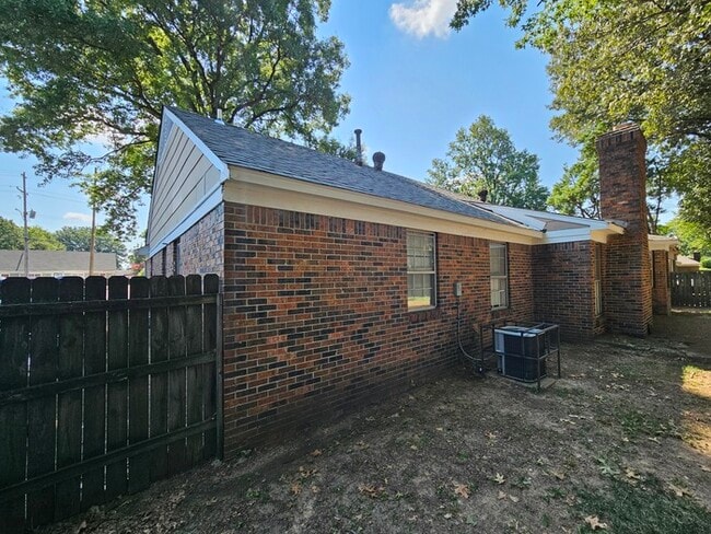 Building Photo - 3373 S Mendenhall Rd