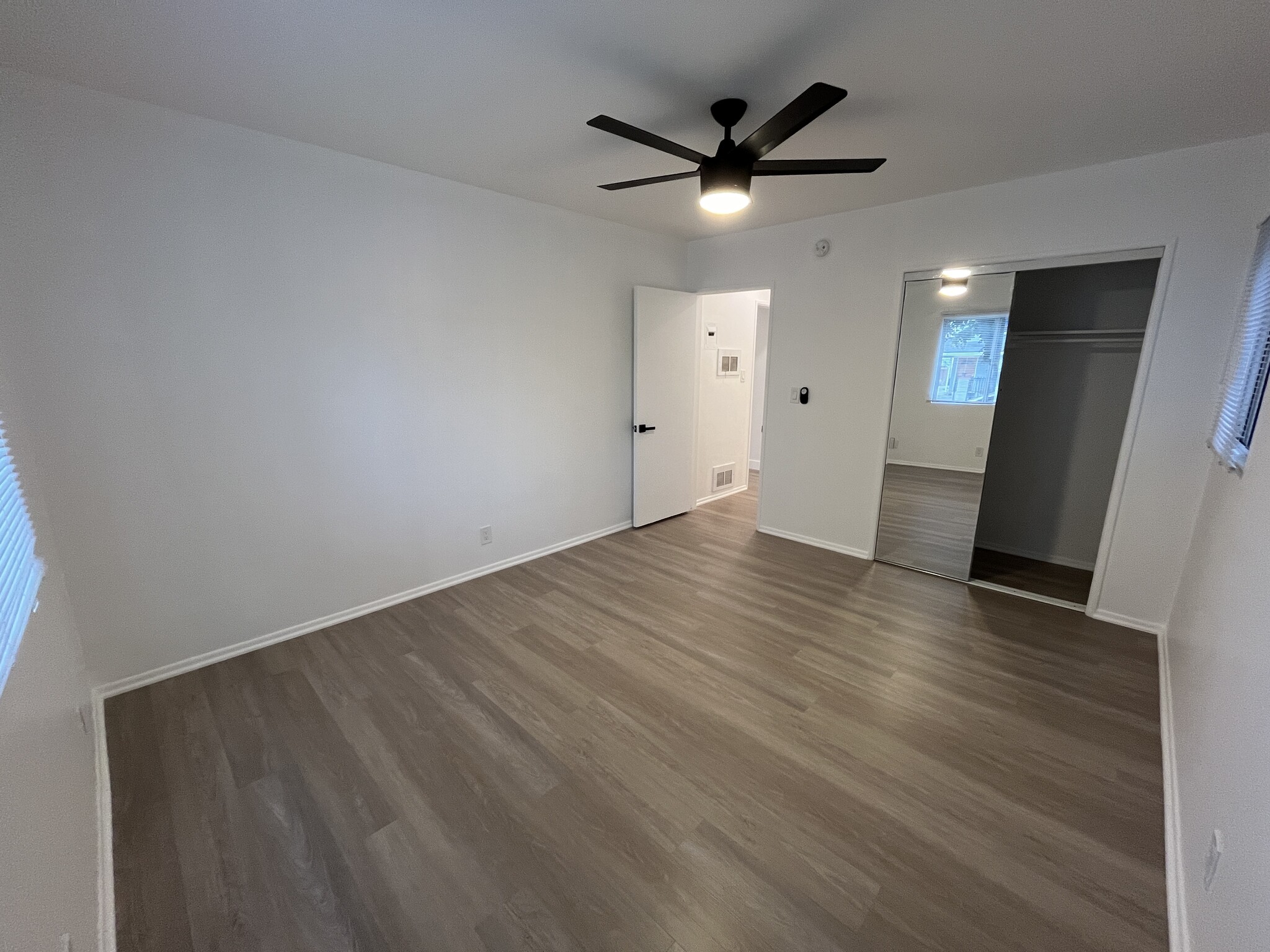 Bedroom (NOTE: actual room has doors instead of sliding mirror) - 3633 Kelton Ave