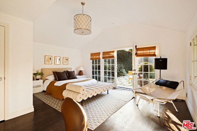 Building Photo - 1438 N Orange Grove Ave